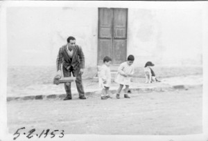 A prisoner playing with Silvetti's children (Photo courtesy Gian Piero Silvetti)